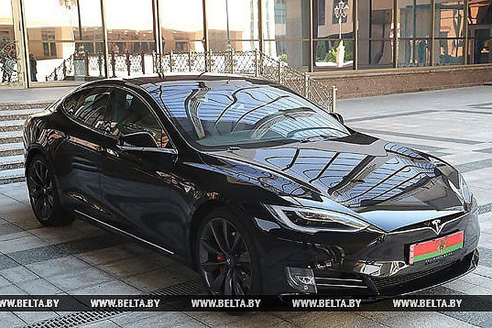 Топовая Tesla Model S в самой мощной версии P100D - с президентскими номерами. Эта модификация имеет мощность в 762 лошади и разгоняется до сотки за 2,7 секунды – просто пуля! Фото: БелТА.