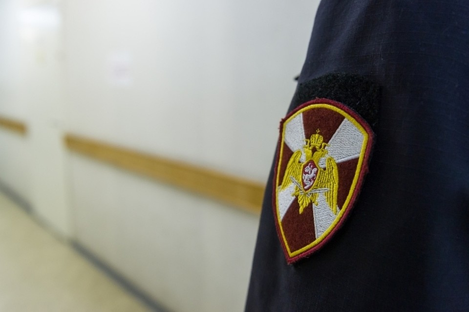 Прохожий в Биробиджане невольно показал фокус с наркотиками в рукаве