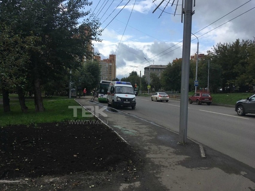 Женщина выпала из автобуса в Красноярске. Фото: ТВК.