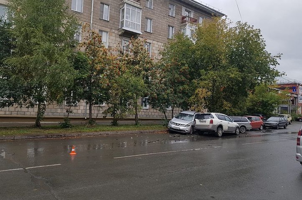 Сразу несколько машин пострадали в ДТП в Новосибирске. Фото: ГИБДД НСО