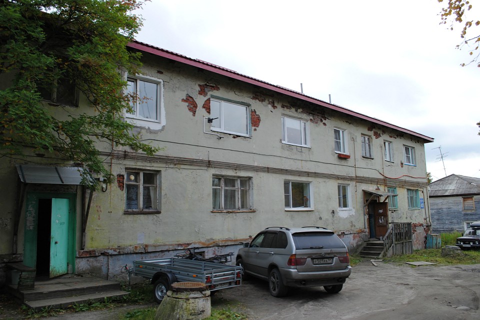 Справа - аварийный подъезд, слева, говорят, - вполне пригодный для жизни.
