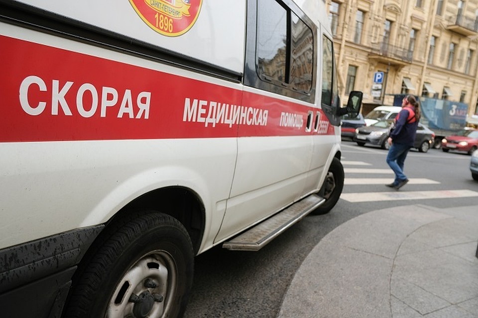 Мальчик резко выскочил на дорогу из-за припаркованной машины.