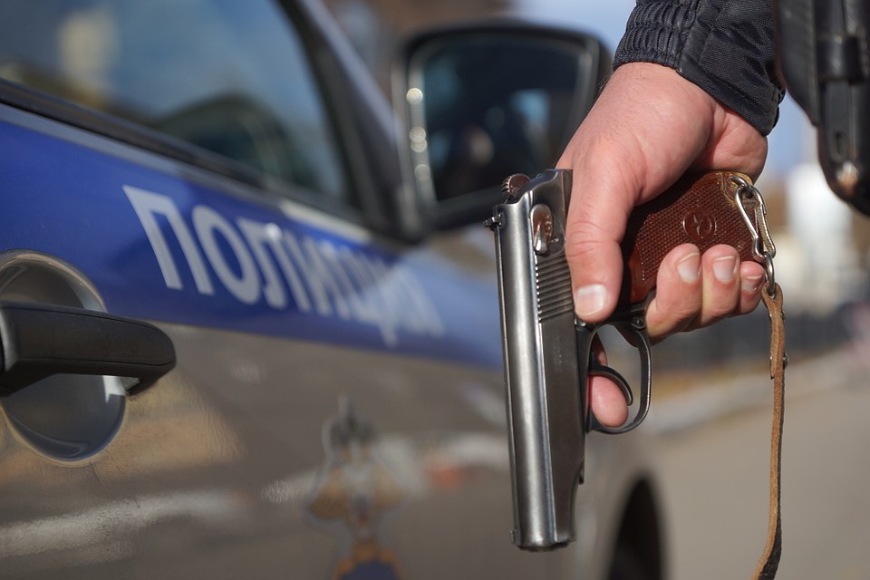 По версии следствия, 53-летний мужчина из ревности застрелил 39-летнюю супругу