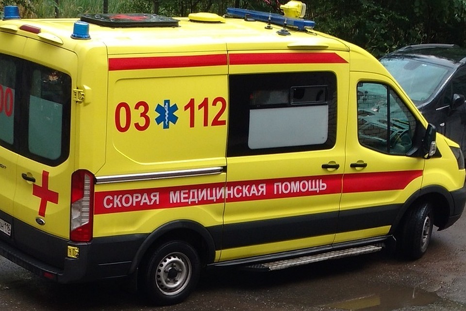 Спасатели передали ребенка врачам.