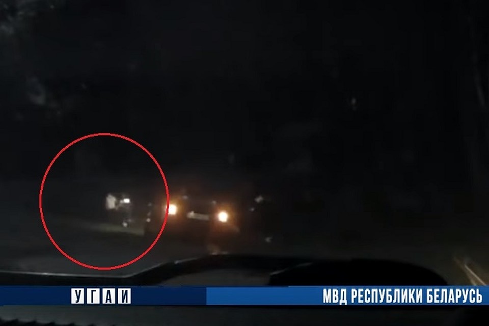 После ДТП водитель попытался убежать, но его догнал гаишник. Фото: стоп-кадр.
