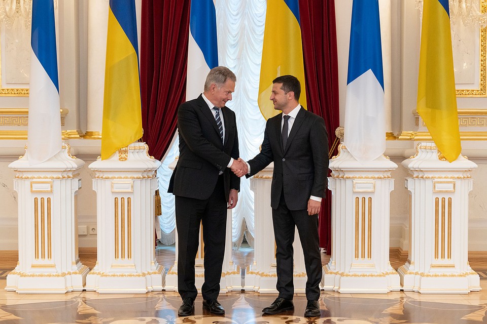 Президент Украины Владимир Зеленский пожимает руку своему финскому коллеге Саули Ниинистё