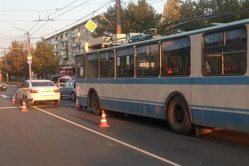 Водитель троллейбуса не справился с управлением. Фото: vk.com/gibdd43