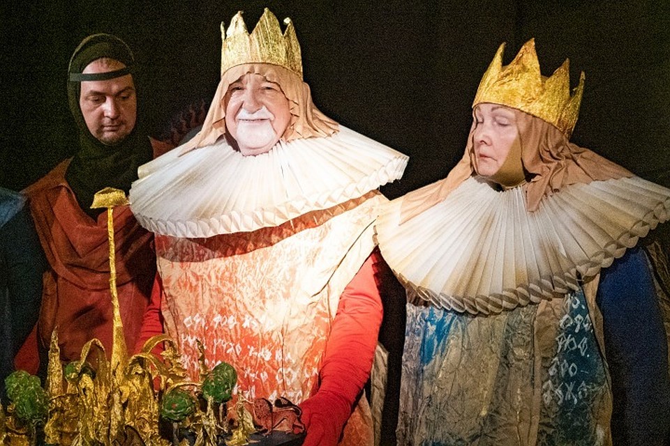 Король и Королева. Сцена из спектакля "Сад загадок".