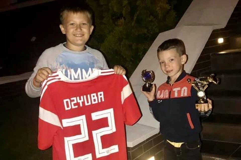 Артем и Даниил получили футболку кумира.