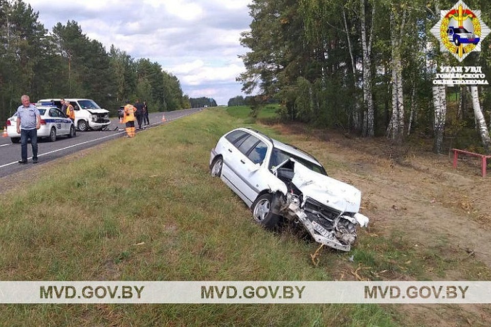 Водитель не справился с управлением и врезался во встречный микроавтобус. Фото: УГАИ УВД Гомельской области.