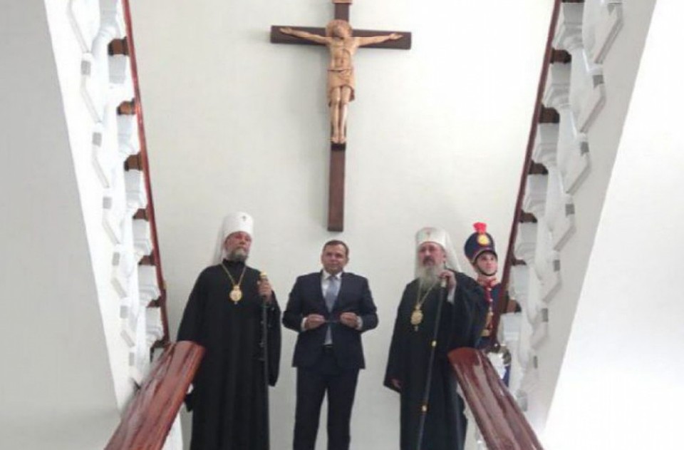 В Молдове, если хочешь попасть в кабинет министра, нужно сначала подойти к распятию