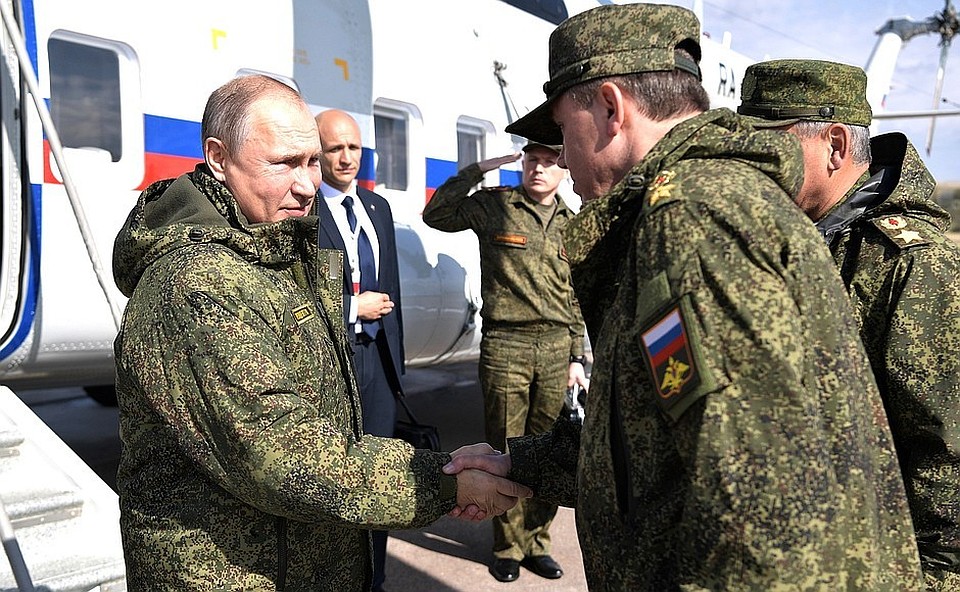 Владимир Путин прибыл на полигон «Донгуз». С начальником Генерального штаба Вооружённых Сил, Первым заместителем Министра обороны Валерием Герасимовым
