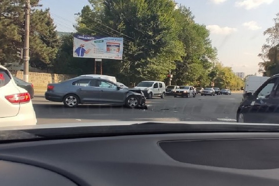ДТП произошло вблизи Ботанического сада в столице.