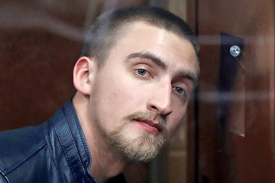 Актер Павел Устинов в зале суда
