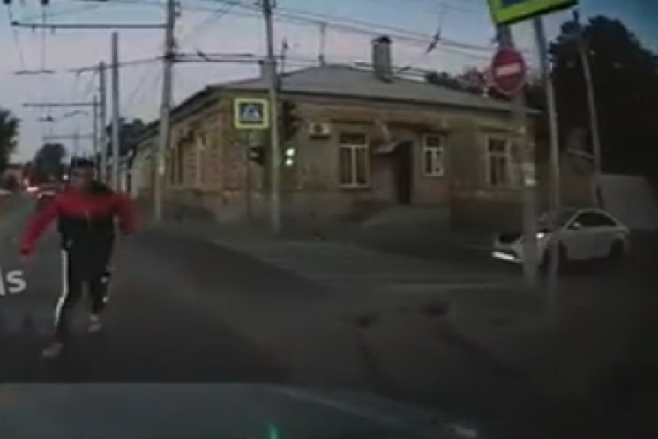 Прыжок мужчины на капот попал на авторегистратор. Instagram Rostov_roads