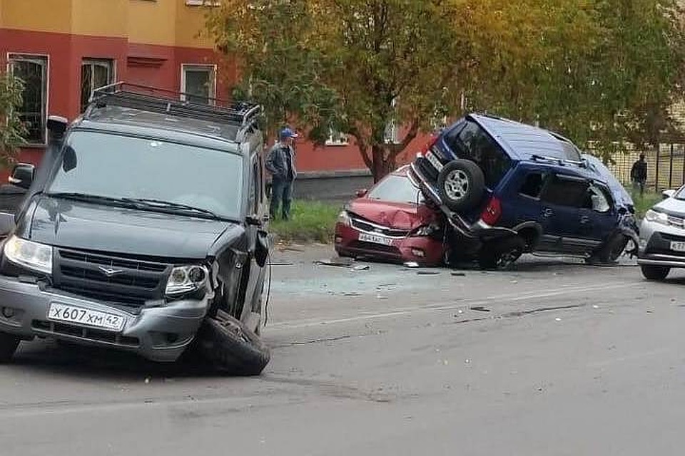 Пирамидка из машин: в Прокопьевске произошло тройное ДТП. Instagram, "ЧП ДТП Новокузнецк", Алексей Кудря