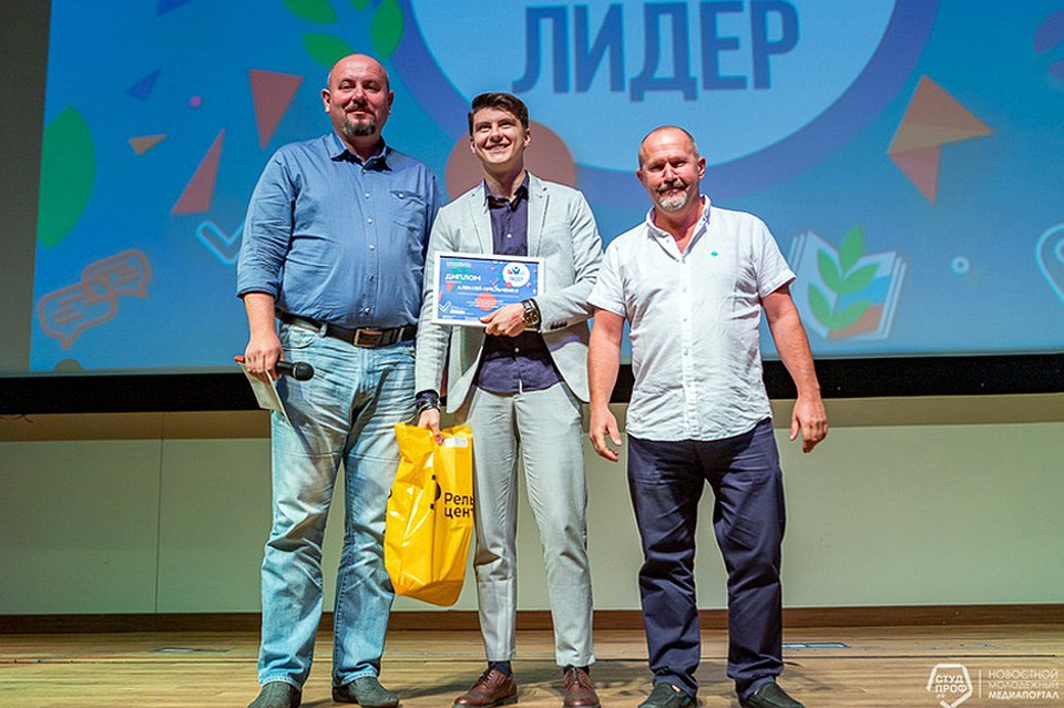 Алексей Омельченко принимает поздравления. Фото: сайт РГРТУ.