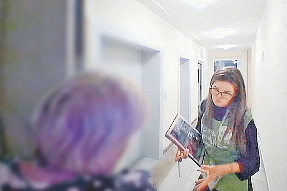 Камера в подъезде сняла активистку Гринписа - в зеленом фартуке, с планшетом. Девушка настойчиво звонила в дверь, даже когда ее вежливо попросили удалиться. Фото: Личный архив