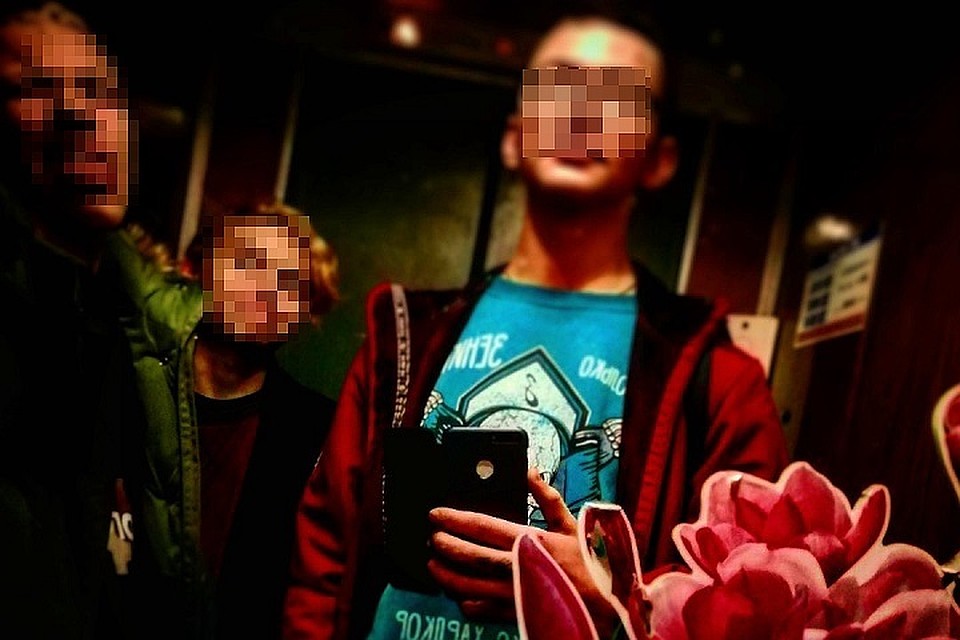 Подросток (на фото в центре), который устроил вечеринку дома и на ней поджег сверстницу, на 2,5 года отправится в воспитательную колонию.