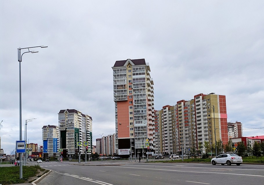 Следователи расследуют смерть тюменца, упавшего из 15 этажа.