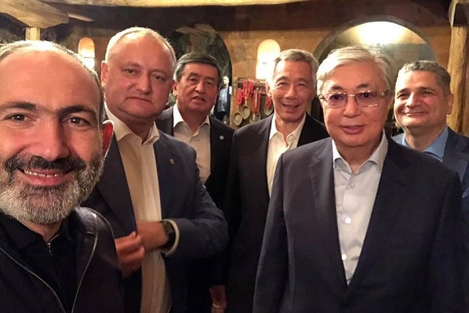 На фото слева направо стоят Пашинян, президент Молдовы Игорь Додон, Кыргызстана - Сооронбай Жээнбеков, премьер-министр Сингапура Ли Сянь Лун, президент Казахстана Касым-Жомарт Токаев и глава ЕЭК Тигран Саркисян.