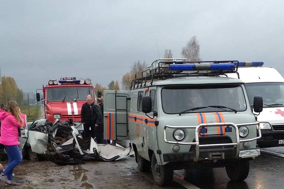 Внедорожник снес поворачивающий налево автомобиль