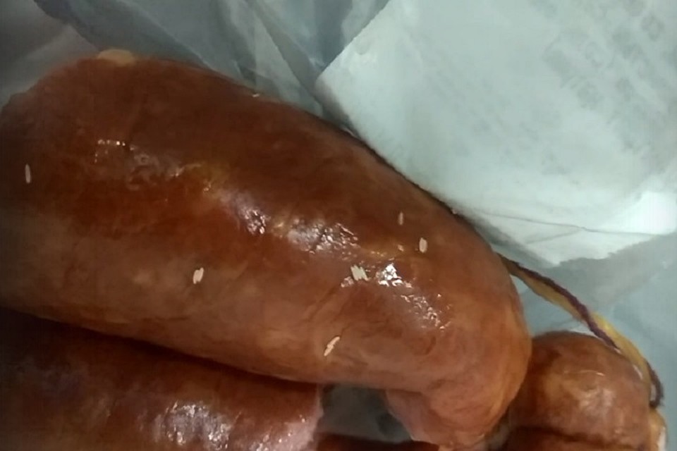 Петербуржец пожаловался на колбасу с опарышами, купленную в магазине