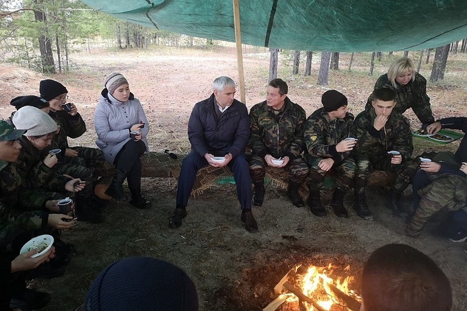 Градоначальник Ноябрьска встретился у костра с поисковиками Фото: Администрация Ноябрьска
