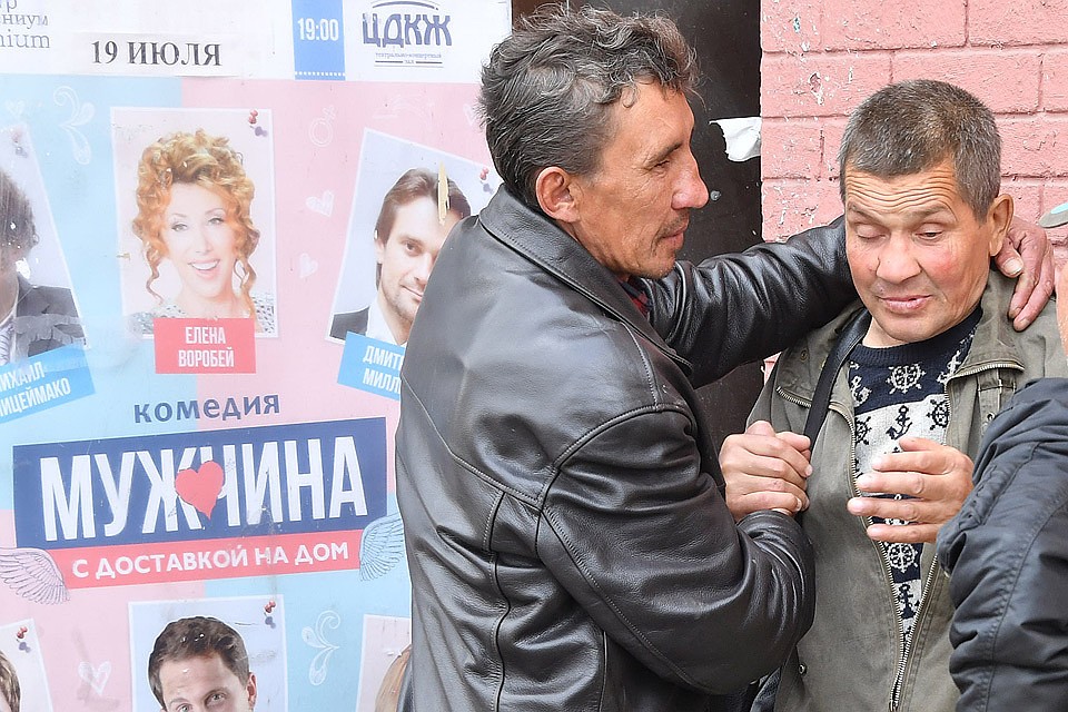 Нетрезвые мужчины у одного из столичных вокзалов.