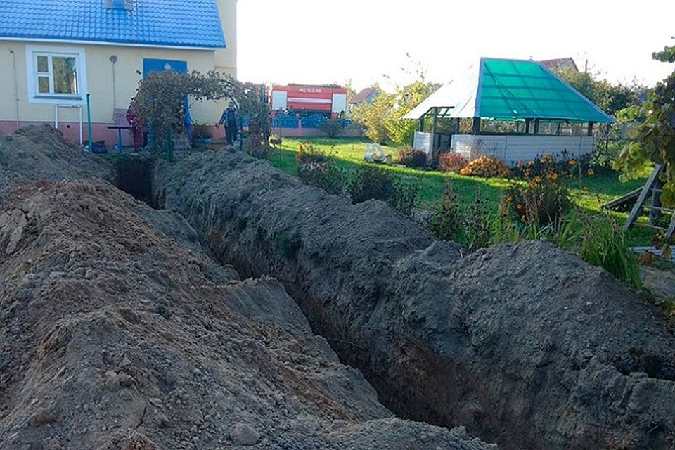 Мужчина застрял в яме из-за просевшего грунта. Фото: МЧС.