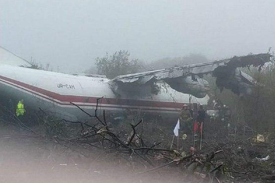На Украине самолет АН-12 совершил аварийную возле аэропорта во Львове. Фото: Госслужба по ЧС Украины