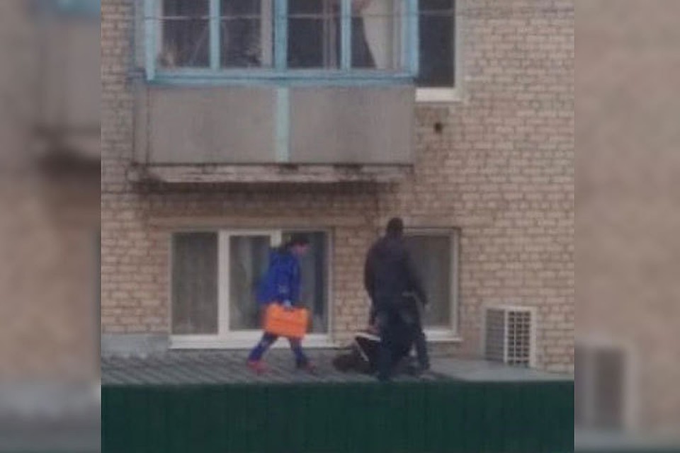Первую помощь девочке оказали прямо на месте падения