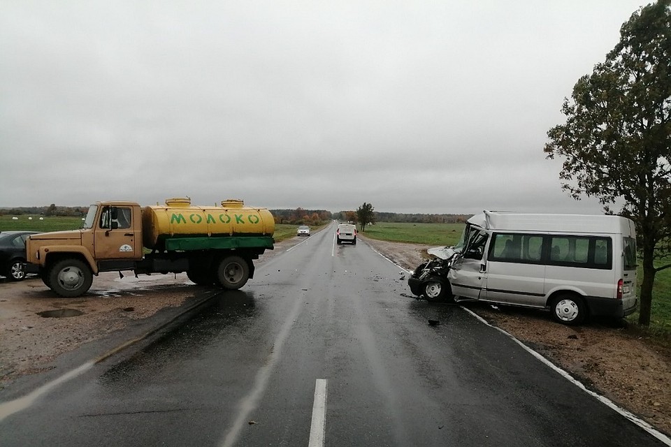 Водитель микроавтобуса протаранил попутный грузовик. Фото: ГАИ Витебск.