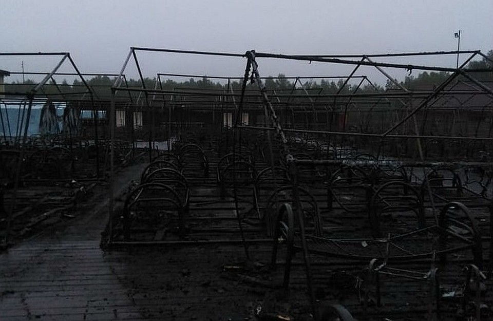 Палатки загорелись быстро, огонь буквально пожирал их одну за другой. Фото: ГУ МЧС по Хабаровскому краю