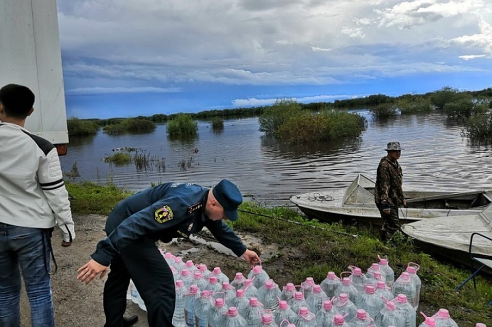Воду из затопленных колодцев и колонок пить нельзя! Даже кипячение не всегда помогает. Фото: ГУ МЧС по Хабаровскому краю