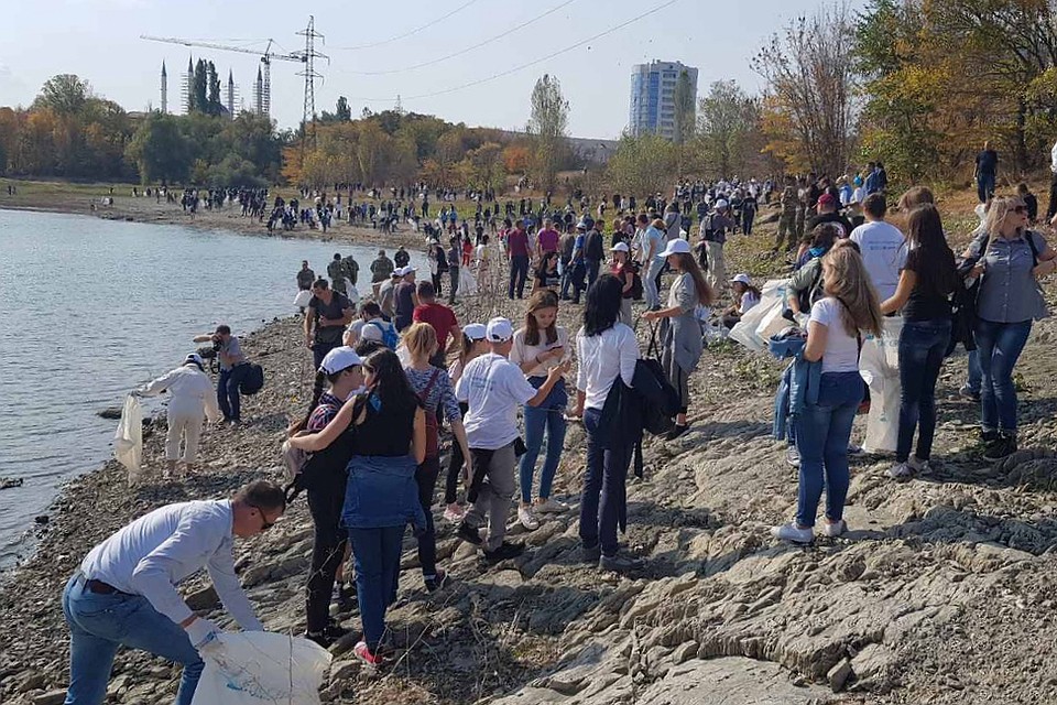 В течение семи дней в одиннадцати городах Крыма очищаются от мусора побережье внутренних водоемов, Черного моря и Аральского моря. Фото: Госкомводхоз Крыма