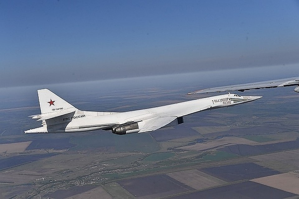 Бомбардировщик Ту-160 "Белый лебедь"