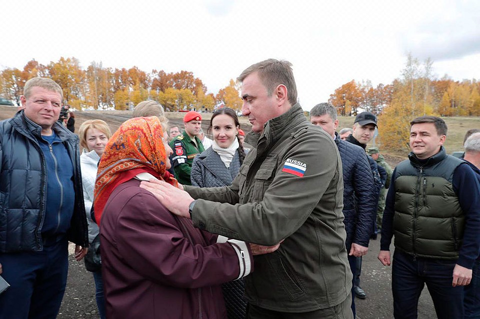 Местные жители поблагодарили губернатора Тульской области Алексея Дюмина и военных за новый мост Фото: пресс-служба правительства Тульской области