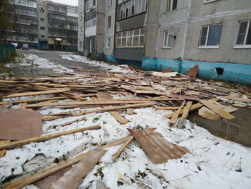 В Усинске жильцы одного из домов выкидывали мусор с пятого этажа. Источник: https://vk.com/overhearusinsk