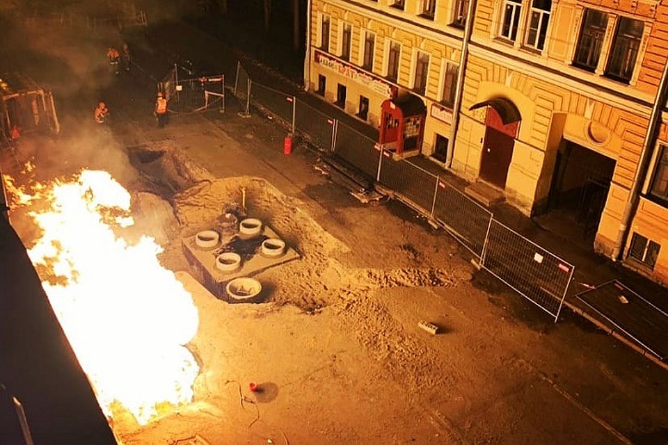 На Мытнинской улице при ремонте вспыхнул газопровод. Фото: vk.com/spb_today