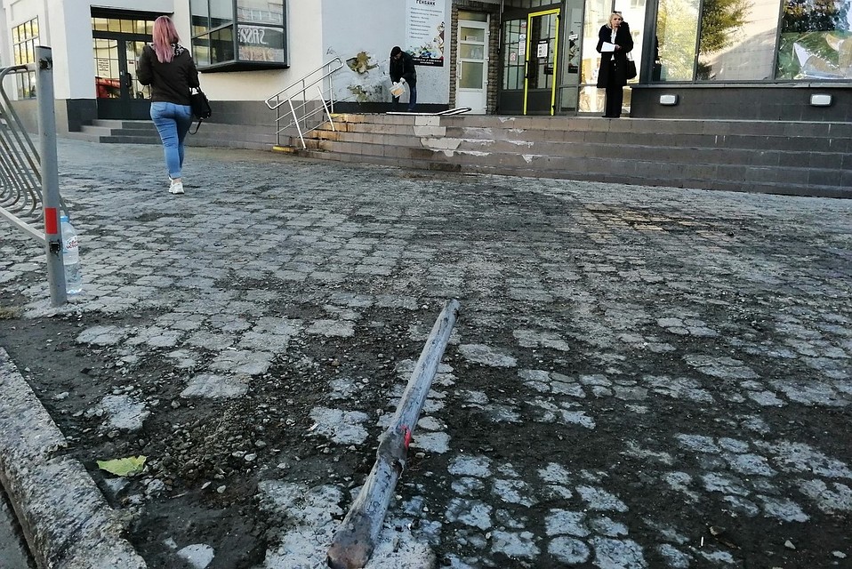 Иномарка снесла заграждение и влетела в здание банка.