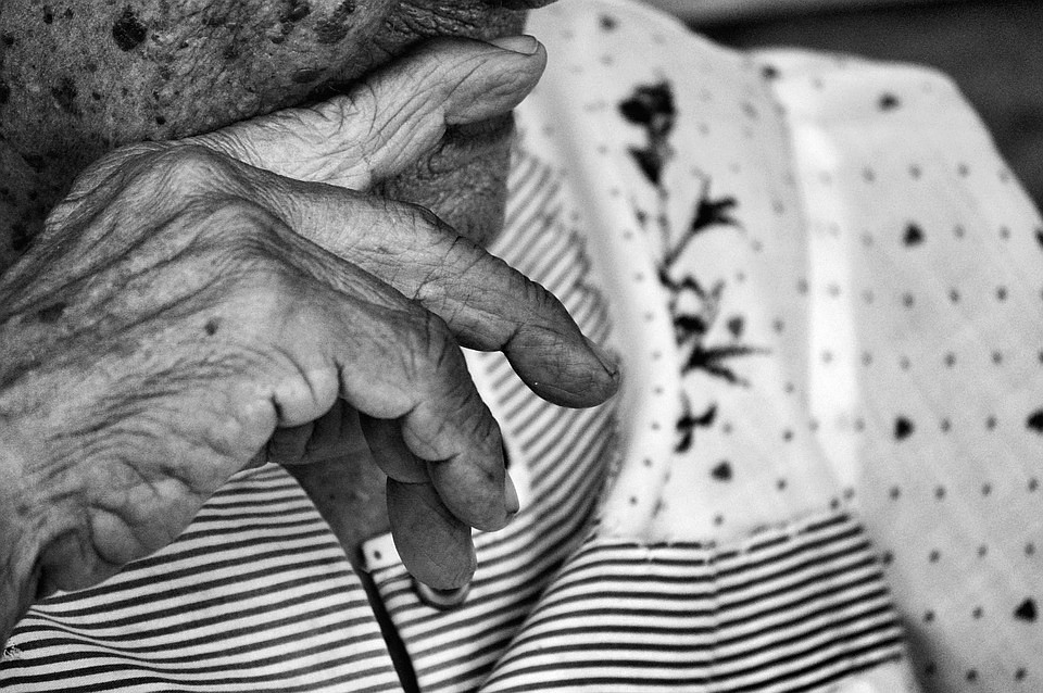 ФОТО: pixabay.com. В мирное время пара грабители зарубили бывшую узницу концлагеря.