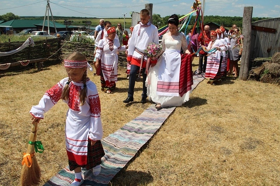 Жениться по-русски. Фото пресс-службы Валуйского городского округа.