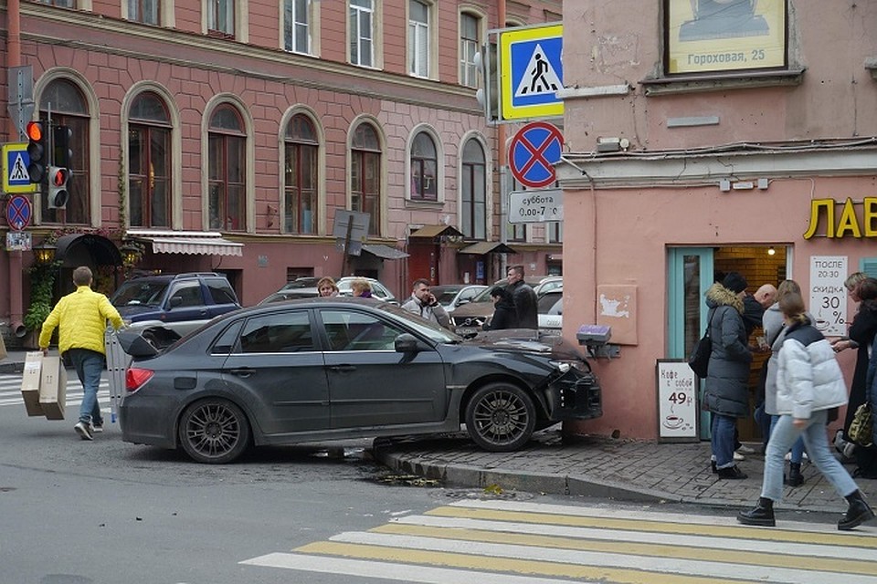 В Центре Петербурга "Субару" вылетела на тротуар и сбила двух человек. Фото: vk.com/spb_today