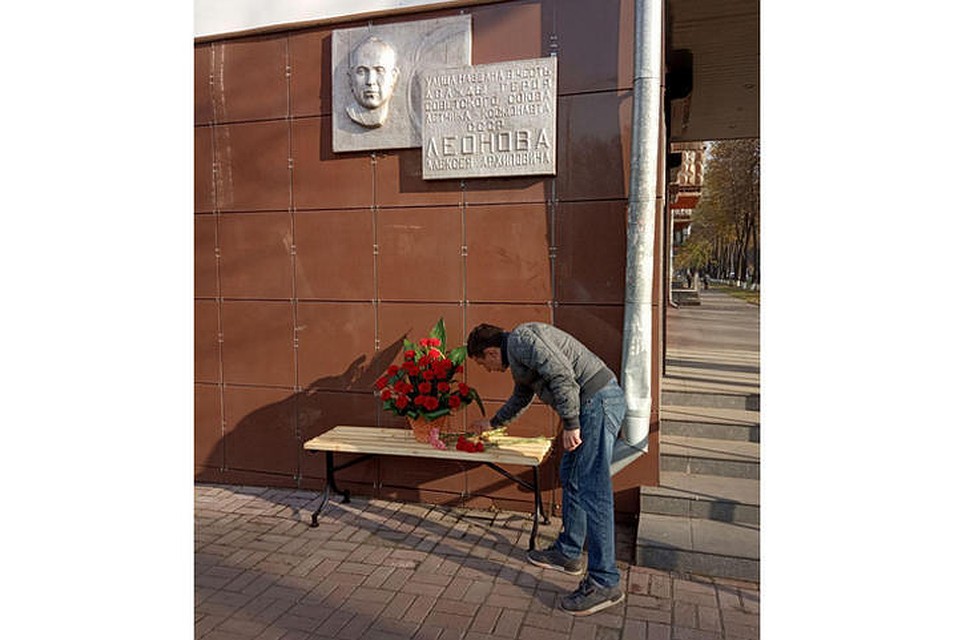 День скорби: кузбассовцы несут цветы к дому Леонова. ФОТО: пресс-служба АКО