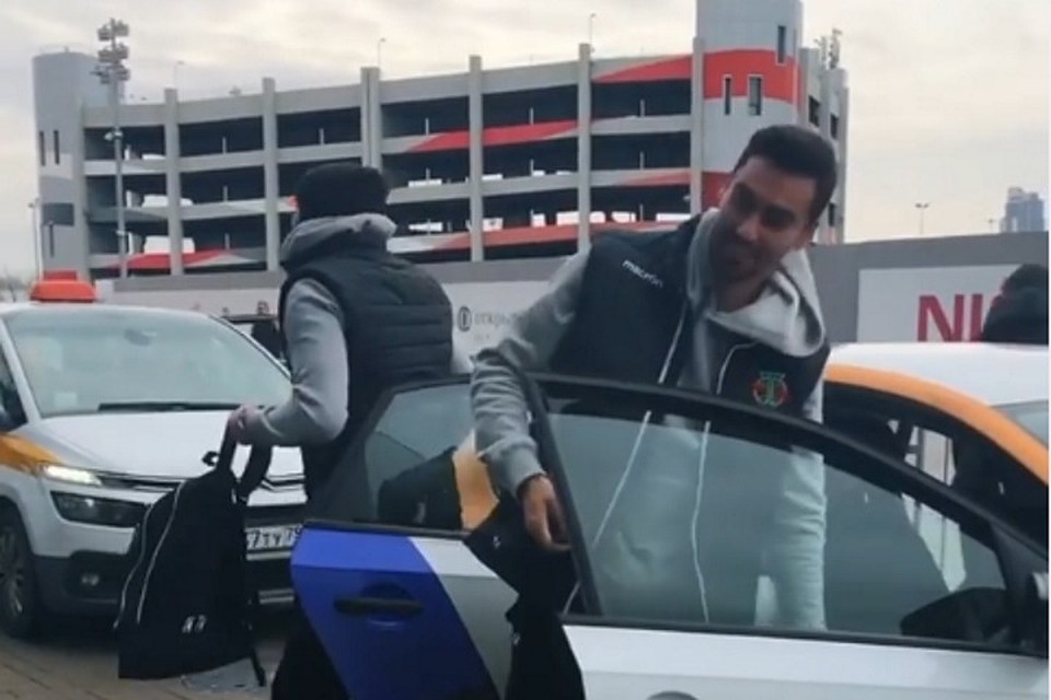 "Торпедо" подъехало к выходу на "Открытие Арену" на автомобилях каршеринга и такси.