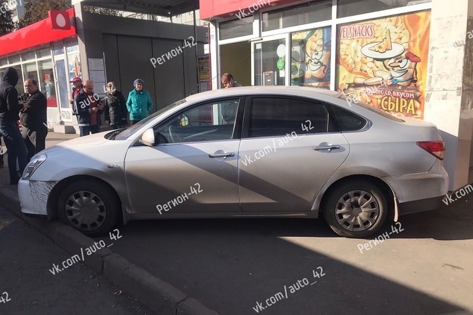 Легковушка протаранила автобус и киоск на кемеровской остановке. ФОТО: vk.com, "Регион42".