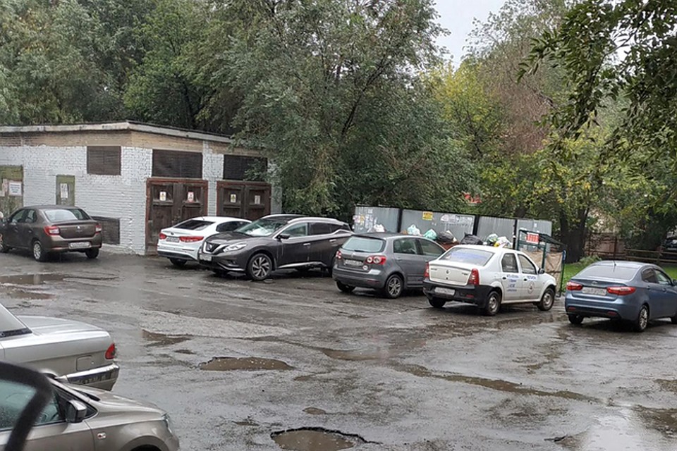 Автохамы паркуются возле мусорок в Челябинске. Фото: Пресс-служба ООО "Центр коммунального сервиса"
