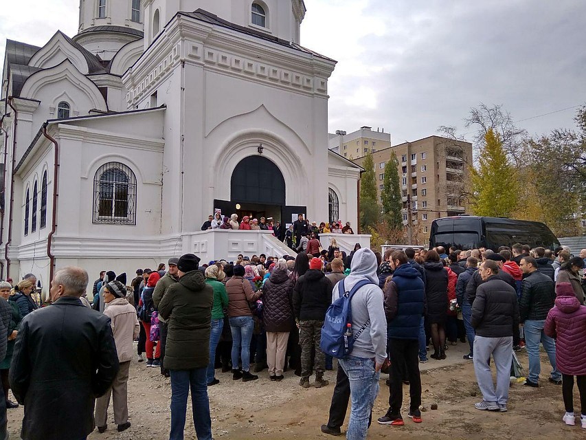 Тысячи людей собрались вокруг храма, где проходит отпевание убитой Лизы Киселевой