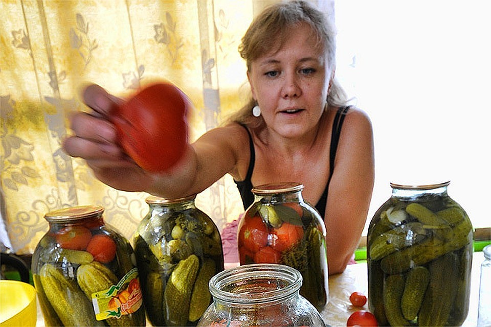 Заготовки на зим делают в основном женщины